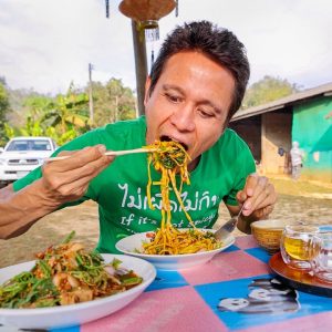 Street Food Mountain - CHILI OIL YELLOW NOODLES + Tea Leaf Salad! ⛰️ Ban Rak Thai (บ้านรักไทย)