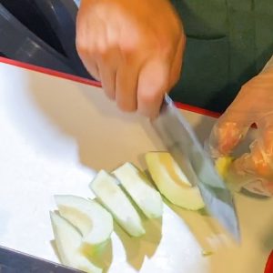 Taiwan Street Food - Amazing Fruit Cutting Skill - Guava / 甘草芭樂切割技巧