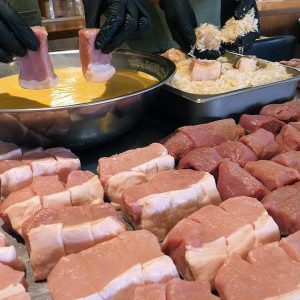 육즙이 살아있는 돈까스 / juicy pork cutlet - korean street food