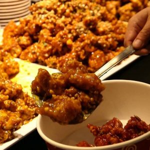 즉석에서 튀겨주는 닭강정 맛집 / 길거리 음식 / 부산 광복동 (korean seasoned spicy chicken )