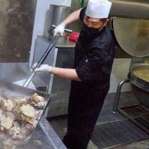 압도적인 가스 가마솥!  푹 고아 만든 우유같은 곰탕과 깍두기김치(자가제면) / Ox bone soup (Gomtang)