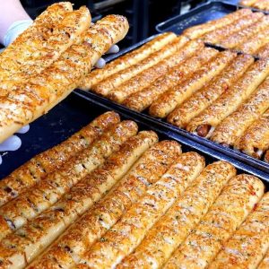 1시간 완판! 모짜렐라 치즈 이불 덮은 쫀득한 칠리 치즈 핫도그│Mozzarella cheese chili hot dog making - Korean street food