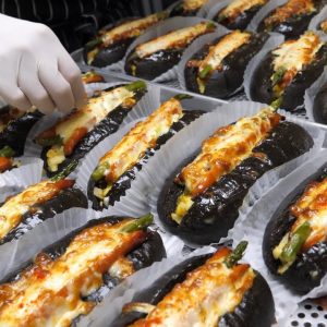 크림치즈 반죽으로 만든! 푸짐한 토핑과 치즈로 꽉 채운 오징어 먹물 핫도그 Mozzarella Cheese Squid Ink Hot Dog - Korean Street Food