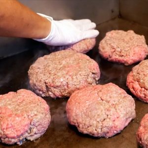 American Food - GIANT ONE POUND HAMBURGERS Jackson Hole Burgers NYC