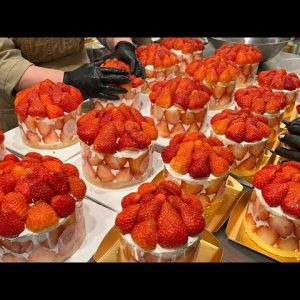 이게 진짜 딸기케이크다! 대박난 케익가게의 압도적인 딸기 왕폭탄 케이크 만들기 Amazing strawberry bomb cake making - Korean street food
