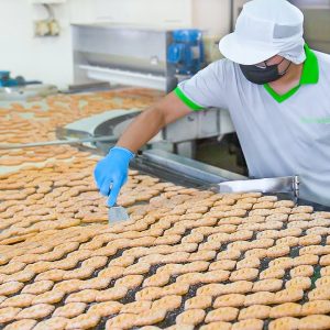 4 million pcs a day! Maple leaf pastry mass production in largest Asian food factory / 黃金楓糖派製作