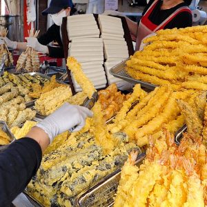 처음보는 채소소스 가래떡 떡볶이와 큼직한 수제튀김 분식집(떡볶이,순대,어묵,튀김)/ unique tteokbokki - korean street food