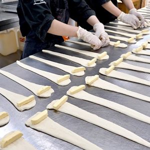 소금빵 판매율 대구1등! 하루 1,000개씩 팔리는 소금빵!? 인기폭발 제과점의 크림 소금빵 Salted butter rolls cream bread mass production