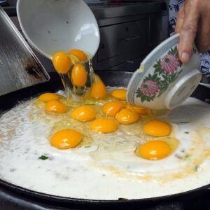계란 오믈렛 굴 볶음 / fried egg omelet oyster - malaysian street food