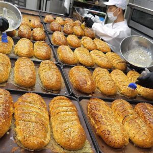 겉바속촉! 제주산 마늘로 만드는 연매출 15억 대왕마농바게트 만들기 / Korean bakery